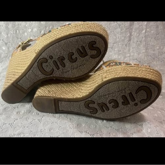 👡 Circus by Sam Edelman Geometric Embroidered Gold Wedge Sandals sz 7.5 - Picture 5 of 7